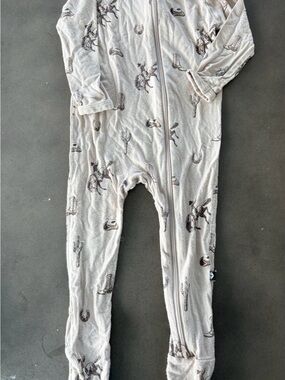 Kyte BABY Light cream  Western Print Footed One-Piece Pajama in bamboo 6-12